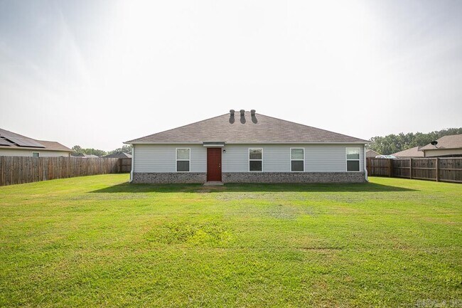 Building Photo - 17 Saunder Dr N