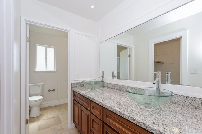 Building Photo - 3 Bed / 2.5 Bath light and spacious townho...