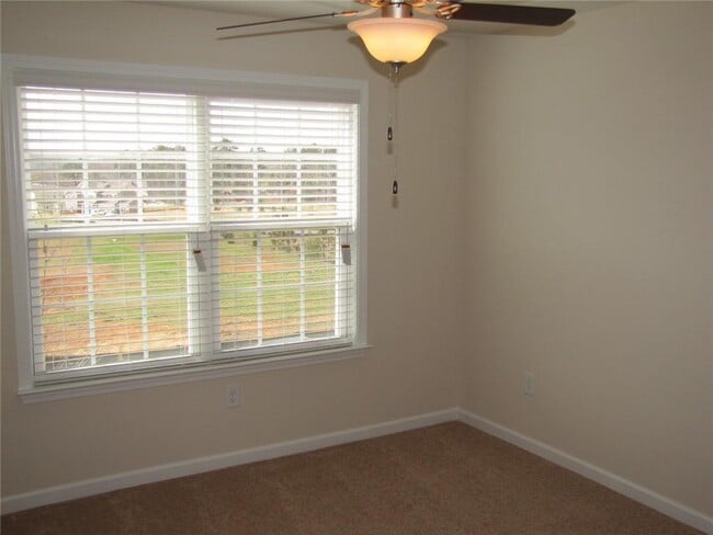 Building Photo - 462 Spring View Dr