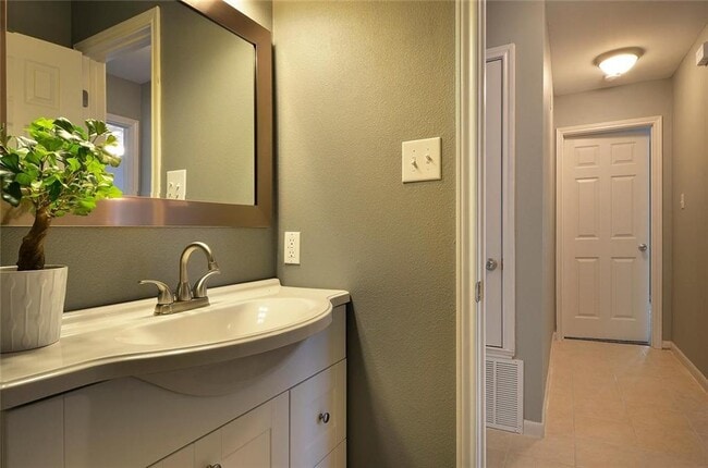 Building Photo - 10110 Woodland Village Dr
