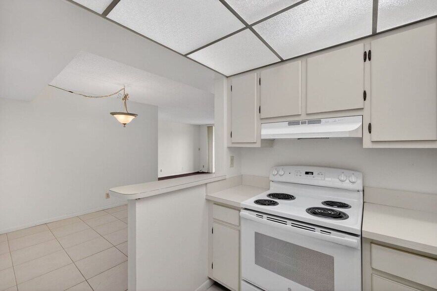 Building Photo - 3100 W Rolling Hills Cir