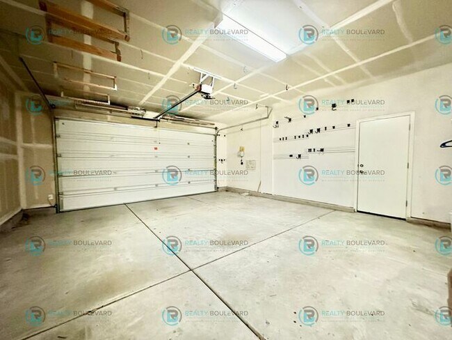 Building Photo - Spacious 4-Bedroom Gem in Somersett with S...