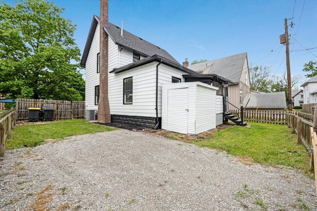 Building Photo - 3 bedroom house in Kendallville! CHRISTMAS...