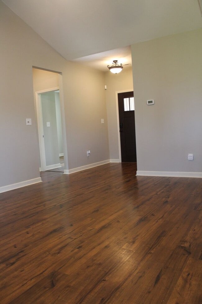 Building Photo - 3 Bed/2 Bath Home - Desirable Planter's Ridge Subdivision/CBA Schools