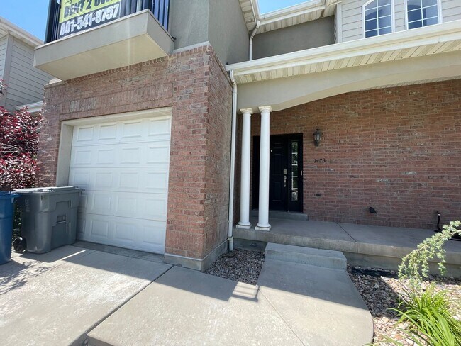 Building Photo - 4 bed 3 bath Townhome