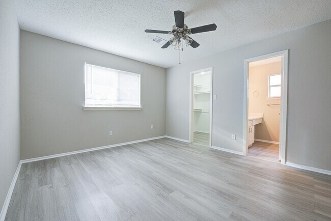 Building Photo - 20135 Telegraph Square Ln