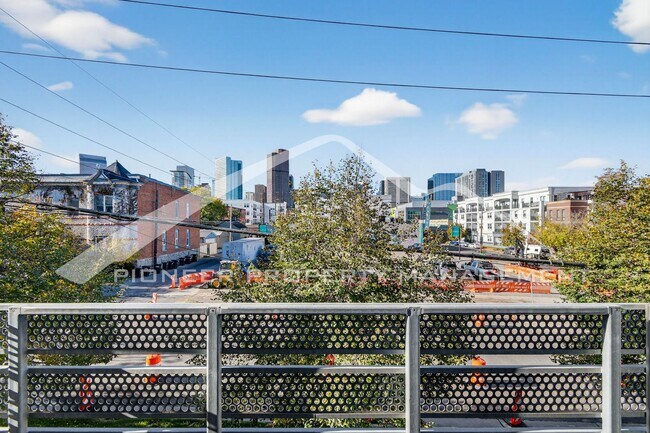 Building Photo - Stunning Condo with City Views and 2 Reser...