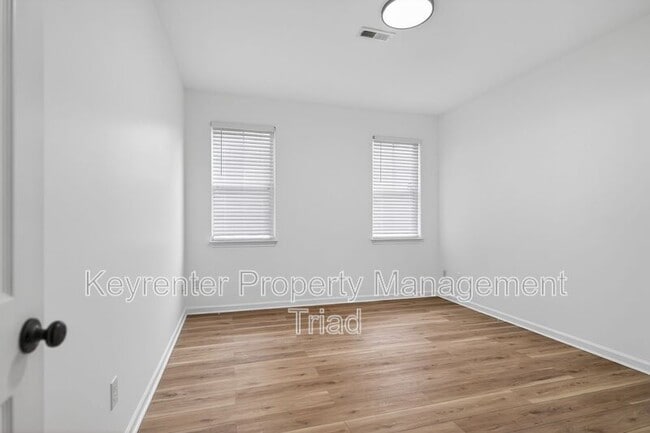 Building Photo - 2 Blue Stone Ln