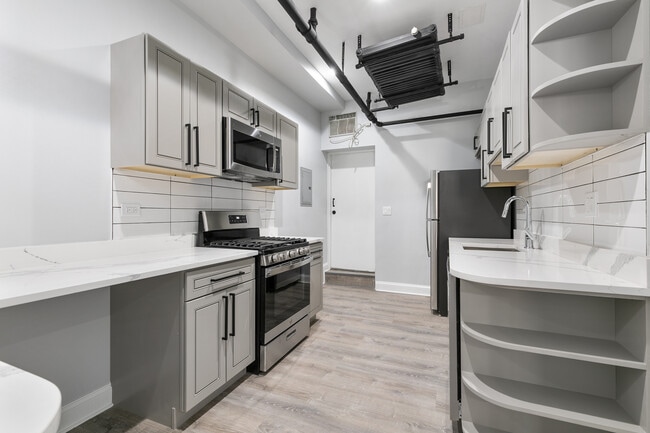 Building Photo - 7618 N Eastlake Terrace