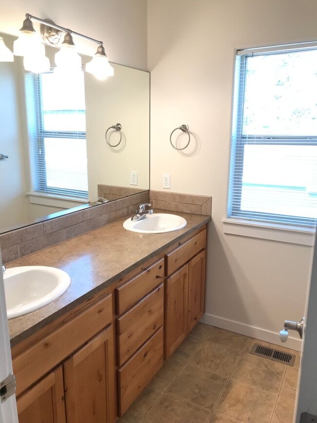 Building Photo - Hard to find 4 Bed, 3 Full Bath Home