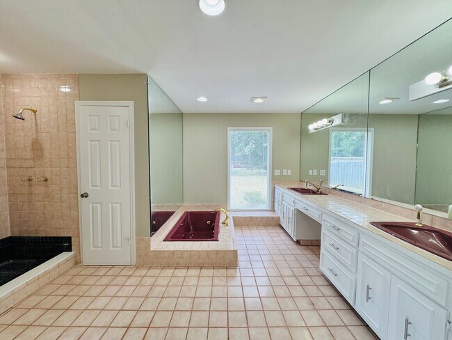 Building Photo - Room to Roam, Comfort to Stay — This Updat...