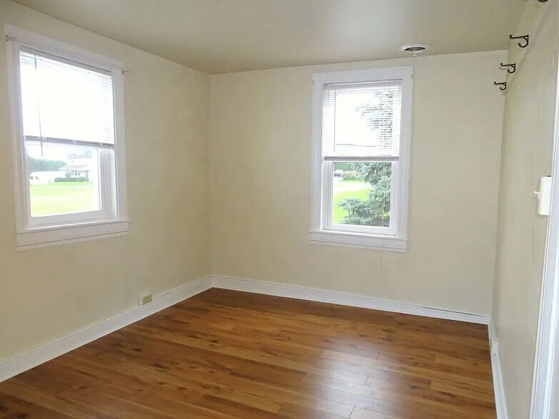 Building Photo - 145 E Main St