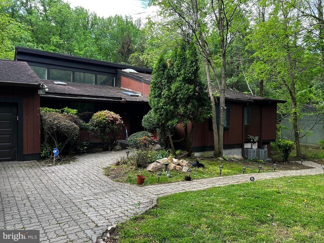 Building Photo - 50 Stonegate Dr