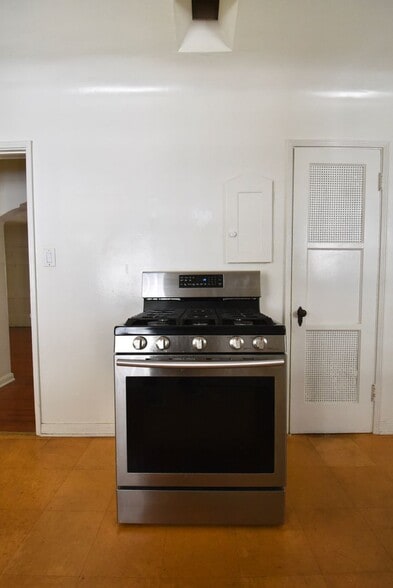 Building Photo - 4224 Los Feliz Blvd