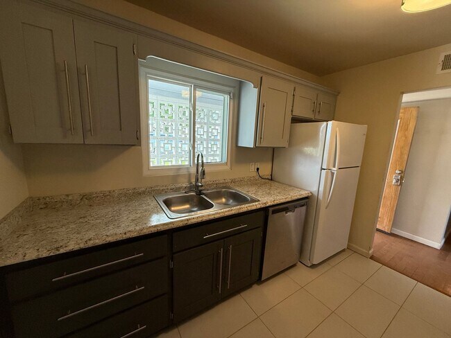 Building Photo - COUNTRY CLUB ESTATES 3 Bedroom Home available for Rent!