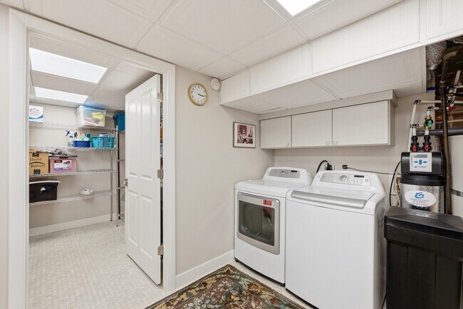 Building Photo - 2721 Wilshire Dr S