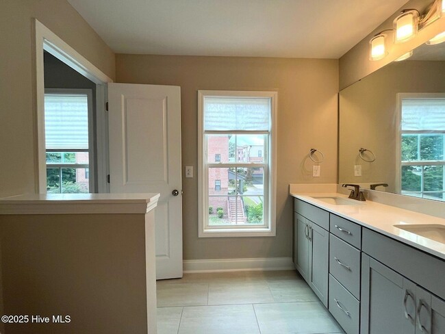 Building Photo - 60 Brownstone Ln