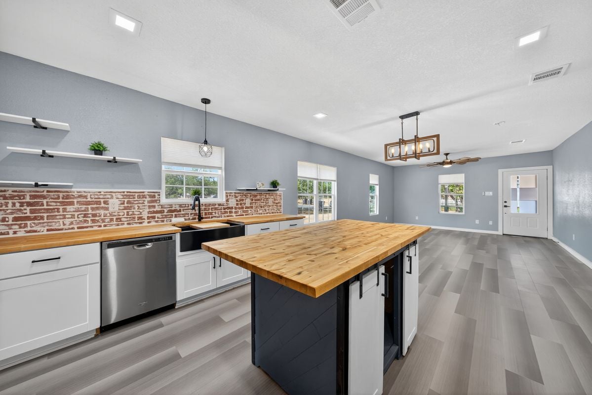 Building Photo - 1203 Ave J