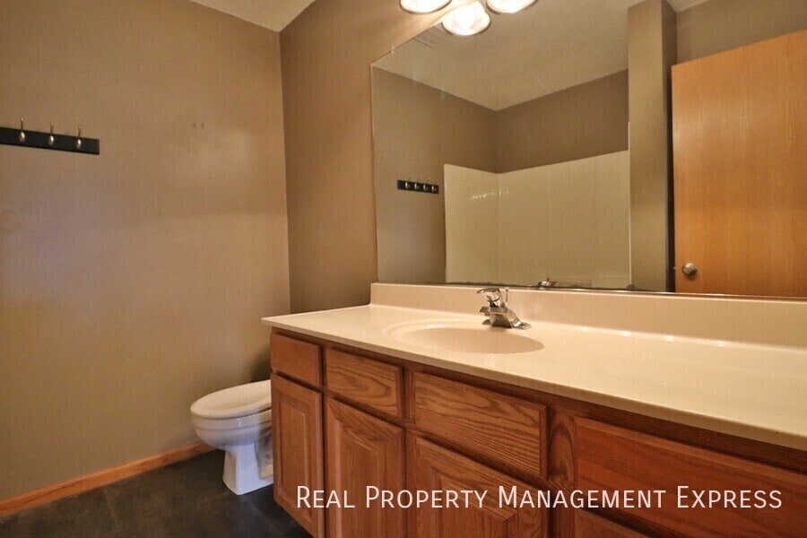 Building Photo - 3 Bed 2 Bath home with Double Garage