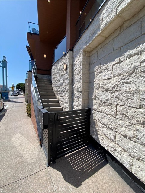 Building Photo - 500 E Balboa Blvd