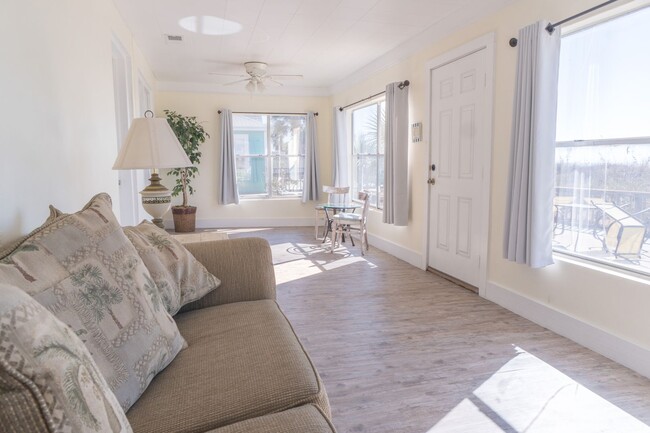 Building Photo - Charming Beach-Front 4bd Home