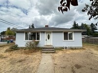 Building Photo - White Center - 3 Bedroom / 1.5 Bath Rambler