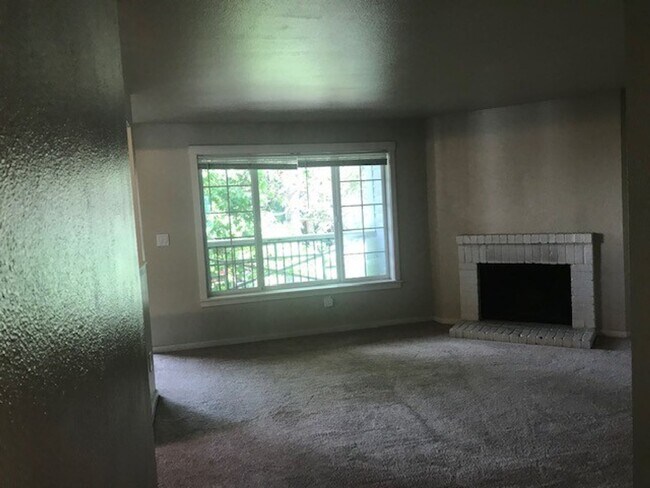 Building Photo - $2500-3Beds 2BA W/D 2 reserved parking, po...