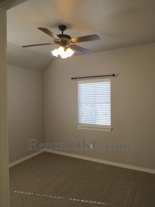 Building Photo - Stunning 3 Bed/2 Bath with office with bea...