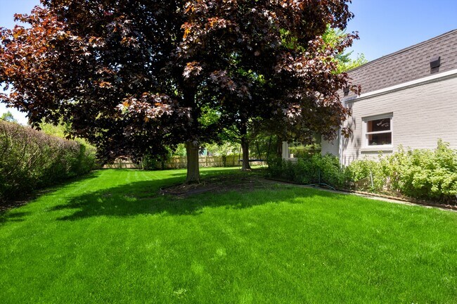 Building Photo - 2230 White Oak Dr