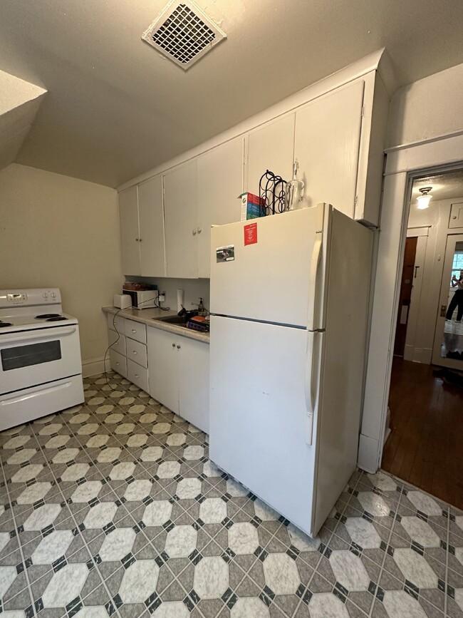 Building Photo - NO SECURITY DEPOSIT Perfect 2 bed 1 bath n...