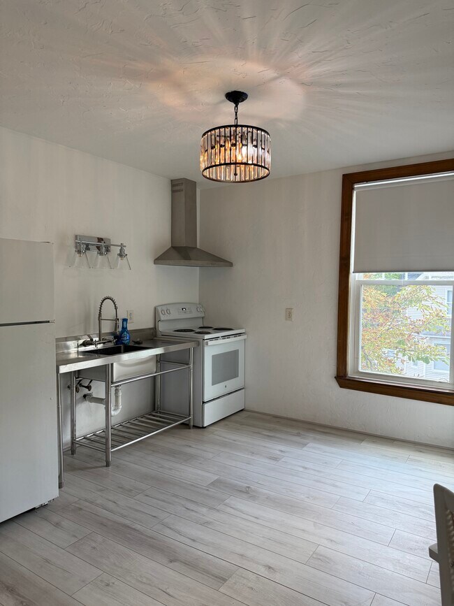 Building Photo - 41 Hollywood St