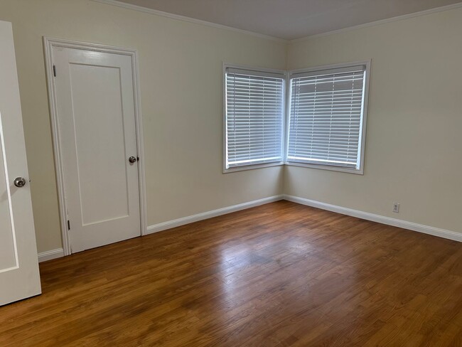 Building Photo - EPIC REA - Great Corner Lakeside Home - 3 ...