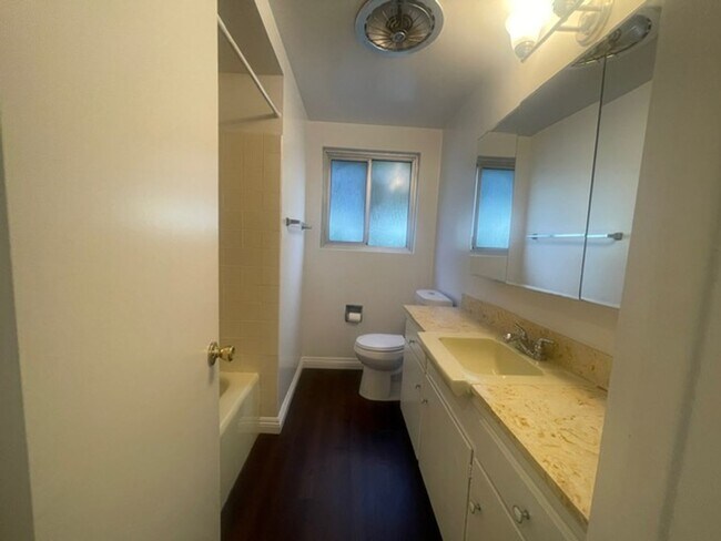 Building Photo - Spacious Torrance 2 Bed/2 Bath Condo with ...