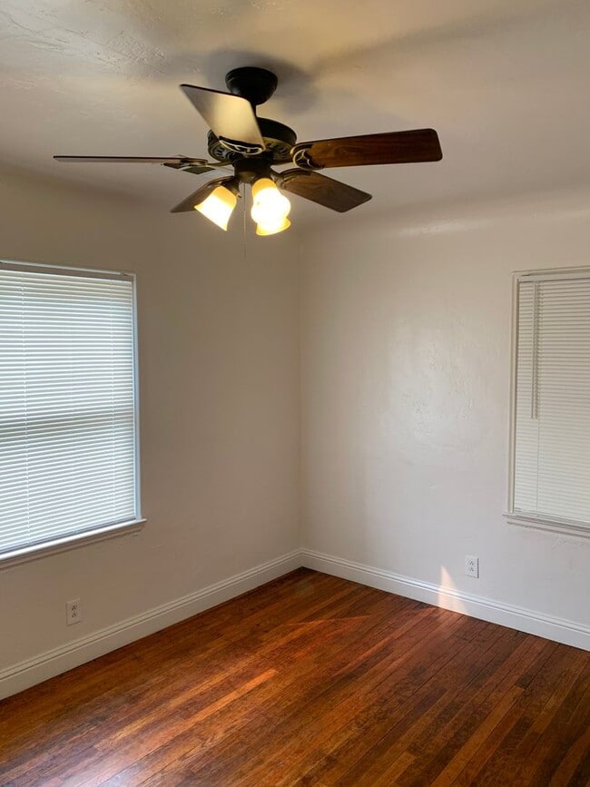 Building Photo - 2 Bedroom 1 Bath