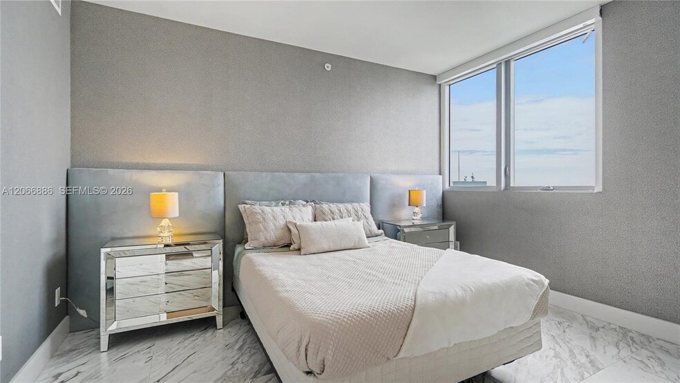 Building Photo - 1300 Brickell Bay Dr