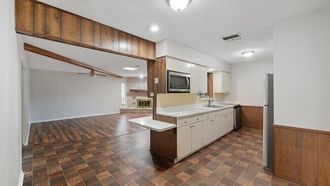 Building Photo - 140 Cloverleaf Dr