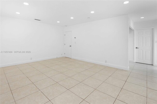 Building Photo - 1110 S 14th Ave