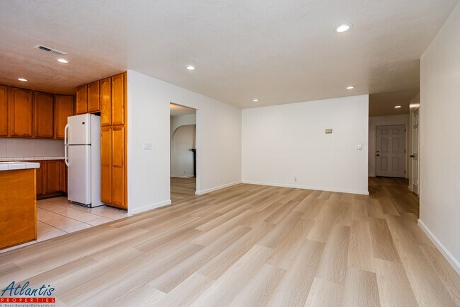 Building Photo - Beautiful & Spacious Home | LVP Flooring |...