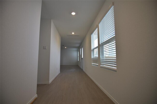 Building Photo - 373 Keefer