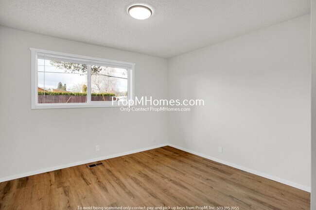 Building Photo - Fully Updated Home in Aloha - Large Yard!