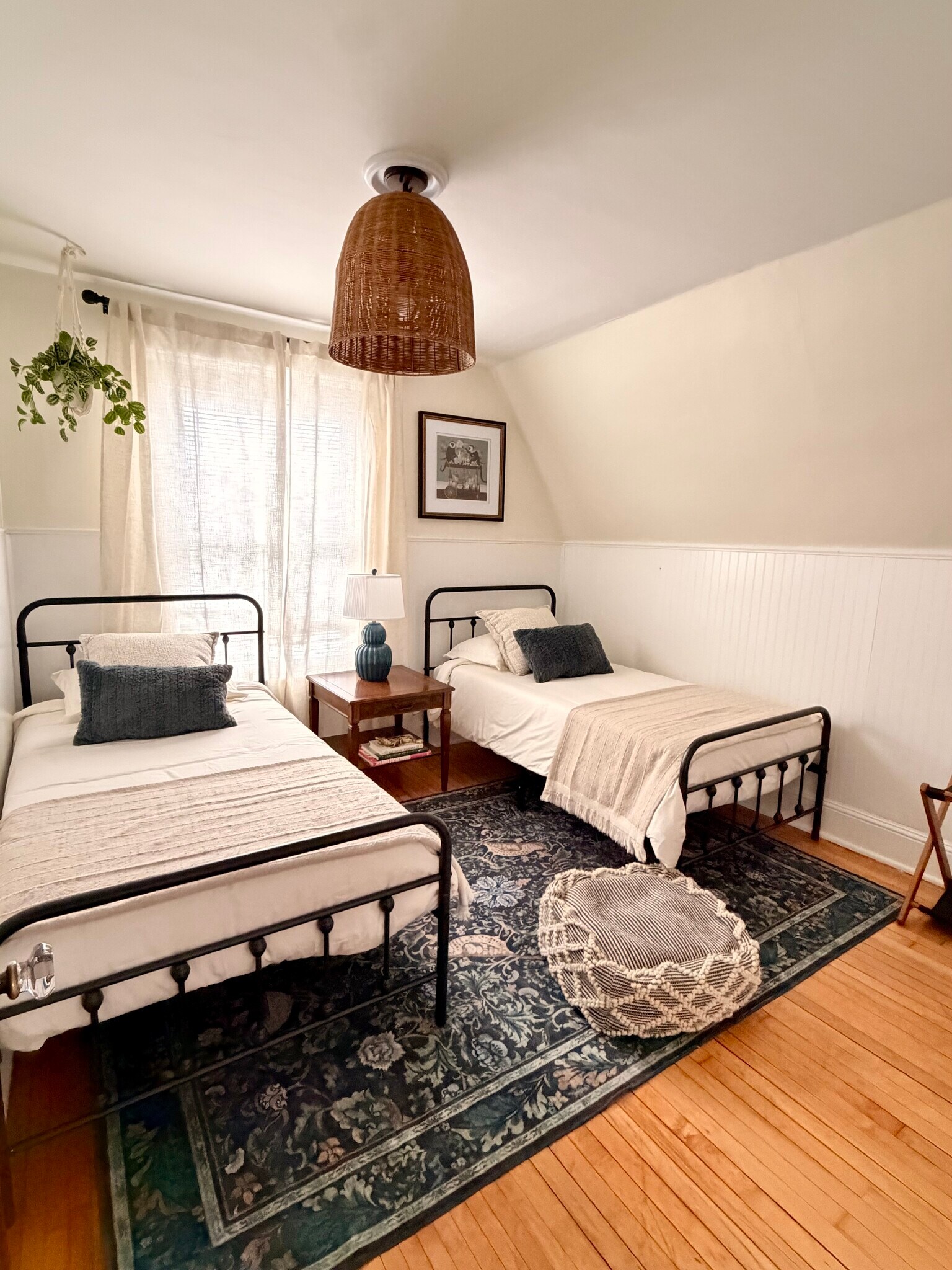 Building Photo - 175 W Hazeltine Ave