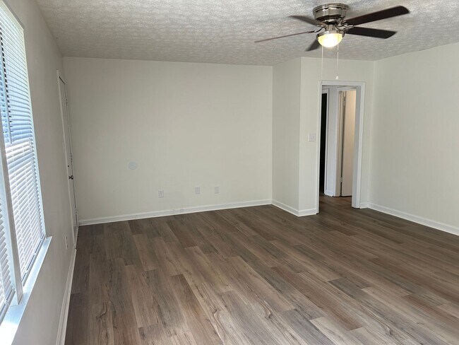 Building Photo - 144/146 Deer Creek Dr