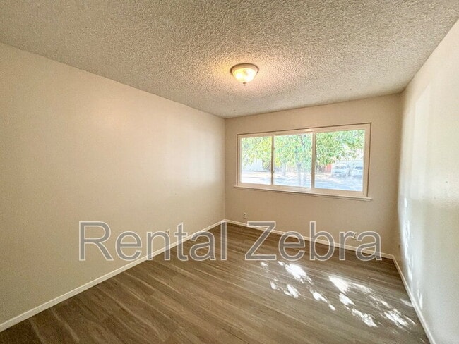 Building Photo - 3047 Bedford Dr