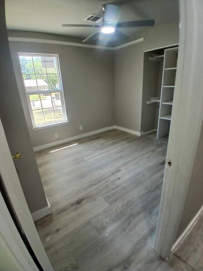 Building Photo - 221 Park Ln