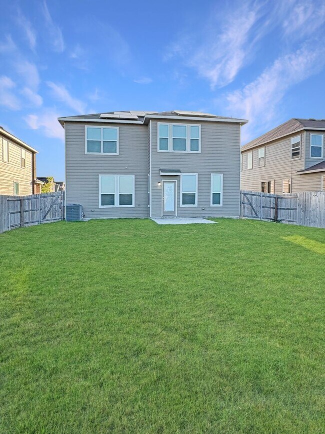 Building Photo - Contemporary Living in Seguin – Over 2,400 Sq Ft of Comfort