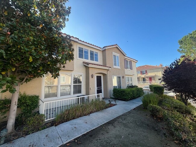Primary Photo - 3 Bedroom Towhome for Rent in Canyon Country!
