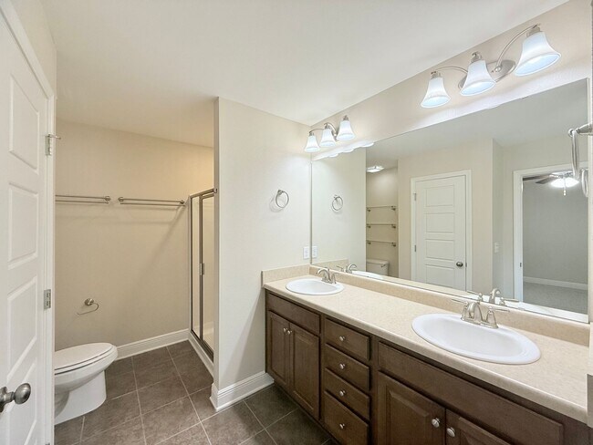 Building Photo - 3 Bed/2 Bath All-Brick Home