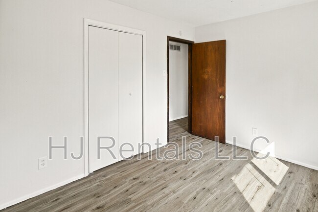 Building Photo - 1738 Bradshaw Dr