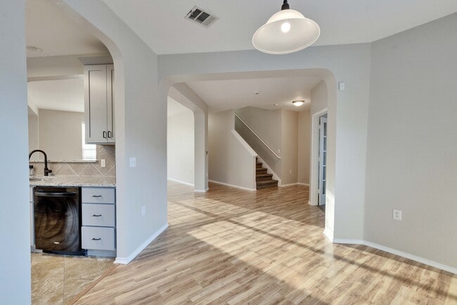 Building Photo - 6305 Roseborough Dr