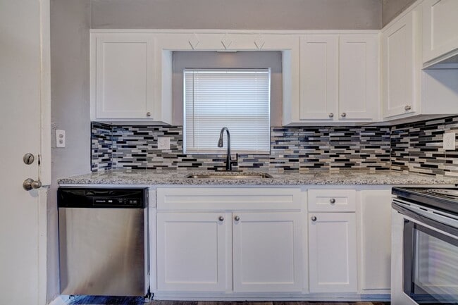 Building Photo - Stunning 3-Bedroom Property / With Shelter